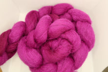 Load image into Gallery viewer, Shetland combed tops - Hand Dyed